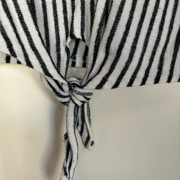 Caution to the Wind top; black and white, size small; cap sleeves, knot tie - Picture 4 of 5